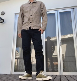 Graue Shirtjacke kombinieren – 355 Herren Outfits: Kombinieren Sie eine graue Shirtjacke mit dunkelblauen Jeans für ein großartiges Wochenend-Outfit. Olivgrüne Segeltuch niedrige Sneakers liefern einen wunderschönen Kontrast zu dem Rest des Looks.