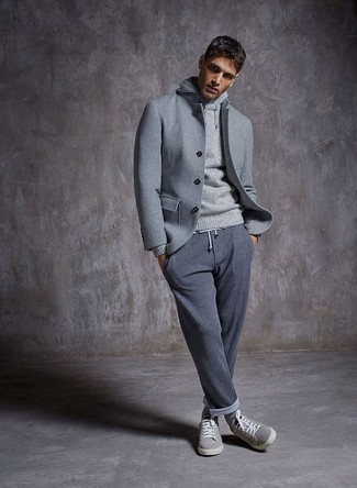 graue Wollshirtjacke, grauer Pullover mit einem Kapuze, graue Jogginghose, graue Wildleder niedrige Sneakers für Herren