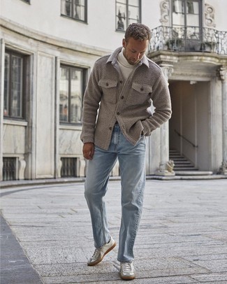 Turnschuhe kombinieren – 500+ Herren Outfits: Paaren Sie eine graue Fleece-Shirtjacke mit hellblauen Jeans, um einen lockeren, aber dennoch stylischen Look zu erhalten. Wählen Sie die legere Option mit Turnschuhen.