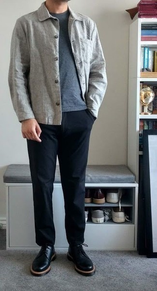 Graue Shirtjacke kombinieren – 176 Smart-Casual Herren Outfits: Tragen Sie eine graue Shirtjacke und eine dunkelblaue Chinohose für einen für die Arbeit geeigneten Look. Schwarze Chukka-Stiefel aus Leder sind eine perfekte Wahl, um dieses Outfit zu vervollständigen.