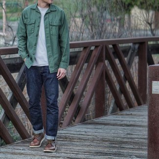 Grüne Jacke kombinieren – 273 Herren Outfits: Kombinieren Sie eine grüne Jacke mit dunkelblauen Jeans für ein großartiges Wochenend-Outfit. Fühlen Sie sich mutig? Komplettieren Sie Ihr Outfit mit einer dunkelbraunen Lederfreizeitstiefeln.