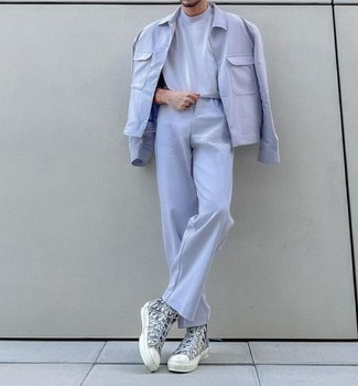 Hellviolette Hose kombinieren – 148 Herren Outfits: Vereinigen Sie eine hellviolette Shirtjacke mit einer hellvioletten Hose für Drinks nach der Arbeit. Dieses Outfit passt hervorragend zusammen mit grauen bedruckten hohen Sneakers aus Segeltuch.