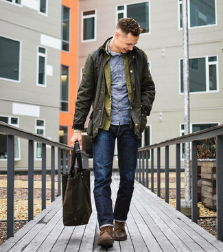 Dunkelgrüne Shopper Tasche aus Segeltuch kombinieren – 131 Smart-Casual Herren Outfits: Für ein bequemes Couch-Outfit, vereinigen Sie eine olivgrüne Shirtjacke mit einer dunkelgrünen Shopper Tasche aus Segeltuch. Fühlen Sie sich ideenreich? Entscheiden Sie sich für eine braune Lederfreizeitstiefel.