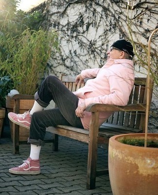 rosa Shirtjacke, dunkelgraue Jeans, rosa hohe Sneakers aus Segeltuch, schwarze Mütze für Herren