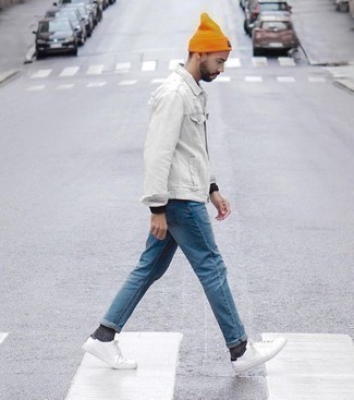 Orange Mütze kombinieren – 349 Herren Outfits: Kombinieren Sie eine weiße Shirtjacke aus Jeans mit einer orange Mütze für einen entspannten Wochenend-Look. Weiße Segeltuch niedrige Sneakers putzen umgehend selbst den bequemsten Look heraus.