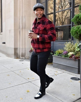 20 Jährige: Leder Business Schuhe kombinieren – 500+ Smart-Casual Herren Outfits warm Wetter: Kombinieren Sie eine rote und schwarze Shirtjacke mit Karomuster mit schwarzen Jeans für einen bequemen Alltags-Look. Fühlen Sie sich mutig? Entscheiden Sie sich für Leder Business Schuhe.
