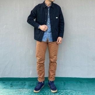 Hellblaues Jeanshemd kombinieren – 335 Herren Outfits: Entscheiden Sie sich für ein hellblaues Jeanshemd und eine rotbraune Chinohose für ein großartiges Wochenend-Outfit. Dunkelblaue Wildleder niedrige Sneakers sind eine großartige Wahl, um dieses Outfit zu vervollständigen.
