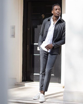 Graue Wollshirtjacke kombinieren – 89 Herren Outfits: Vereinigen Sie eine graue Wollshirtjacke mit einer grauen Anzughose für einen stilvollen, eleganten Look. Wenn Sie nicht durch und durch formal auftreten möchten, komplettieren Sie Ihr Outfit mit weißen Segeltuch niedrigen Sneakers.