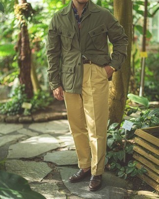 Senf Anzughose kombinieren – 45 Herren Outfits: Kombinieren Sie eine olivgrüne Shirtjacke mit einer senf Anzughose für einen stilvollen, eleganten Look. Vervollständigen Sie Ihr Look mit dunkelbraunen Leder Slippern.
