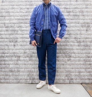 Dunkelblaue Segeltuch Clutch Handtasche kombinieren – 38 Herren Outfits: Für ein bequemes Couch-Outfit, kombinieren Sie eine blaue Shirtjacke mit einer dunkelblauen Segeltuch Clutch Handtasche. Fügen Sie weißen Segeltuch niedrige Sneakers für ein unmittelbares Style-Upgrade zu Ihrem Look hinzu.