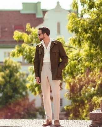 30 Jährige: Braune Wildleder Slipper kombinieren – 500+ Smart-Casual Herren Outfits: Kombinieren Sie eine braune Shirtjacke mit einer hellbeige Anzughose für einen stilvollen, eleganten Look. Braune Wildleder Slipper sind eine perfekte Wahl, um dieses Outfit zu vervollständigen.