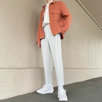 Weiße Sportschuhe kombinieren – 500+ Herren Outfits: Kombinieren Sie eine orange Shirtjacke mit einer weißen Chinohose, wenn Sie einen gepflegten und stylischen Look wollen. Fühlen Sie sich mutig? Wählen Sie weißen Sportschuhe.