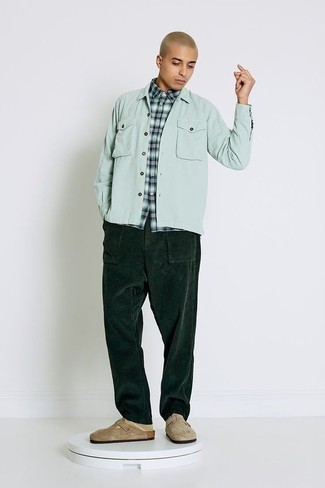 Mintgrüne Shirtjacke kombinieren – 71 Herren Outfits: Die Paarung aus einer mintgrünen Shirtjacke und einer dunkelgrünen Cord Chinohose ist eine kluge Wahl für einen Tag im Büro. Ergänzen Sie Ihr Outfit mit beige Wildleder Slippern, um Ihr Modebewusstsein zu zeigen.