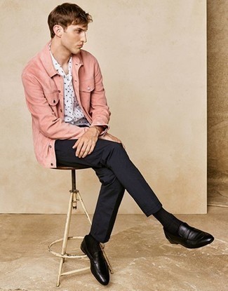 Rosa Shirtjacke kombinieren – 38 Herren Outfits: Kombinieren Sie eine rosa Shirtjacke mit einer dunkelblauen Chinohose, wenn Sie einen gepflegten und stylischen Look wollen. Putzen Sie Ihr Outfit mit schwarzen Leder Slippern.