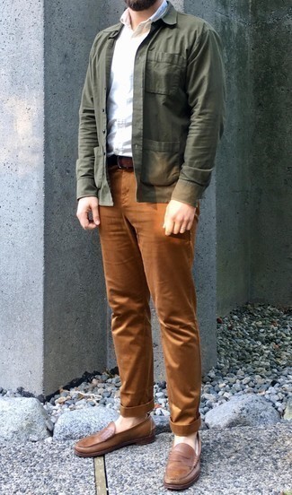 Rotbraune Chinohose kombinieren – 500+ Herren Outfits: Kombinieren Sie eine olivgrüne Shirtjacke mit einer rotbraunen Chinohose für einen für die Arbeit geeigneten Look. Braune Leder Slipper putzen umgehend selbst den bequemsten Look heraus.