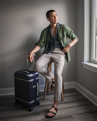 Dunkelblauen Koffer kombinieren – 22 Herren Outfits: Für ein bequemes Couch-Outfit, kombinieren Sie eine olivgrüne Shirtjacke mit einem dunkelblauen Koffer. Dunkelbraune Ledersandalen liefern einen wunderschönen Kontrast zu dem Rest des Looks.