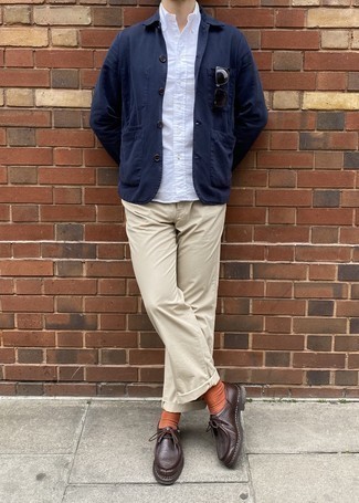 30 Jährige: Lederstiefel kombinieren – 500+ Smart-Casual Frühling Herren Outfits: Kombinieren Sie eine dunkelblaue Shirtjacke mit einer hellbeige Chinohose, um einen eleganten, aber nicht zu festlichen Look zu kreieren. Vervollständigen Sie Ihr Look mit Lederstiefeln. Damit ist ein Outfit entstanden, das frühlingstauglich ist.