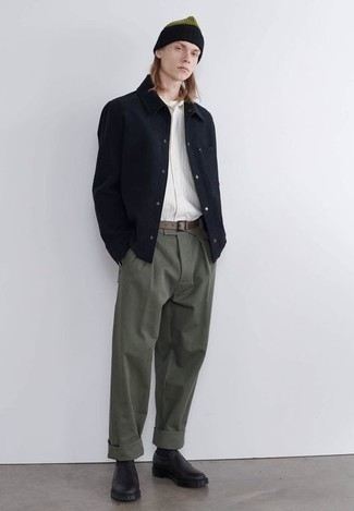 Teenager: Braunen Ledergürtel kombinieren – 37 Herren Outfits: Kombinieren Sie eine dunkelblaue Wollshirtjacke mit einem braunen Ledergürtel für einen entspannten Wochenend-Look. Fühlen Sie sich mutig? Entscheiden Sie sich für schwarzen Leder Slipper.
