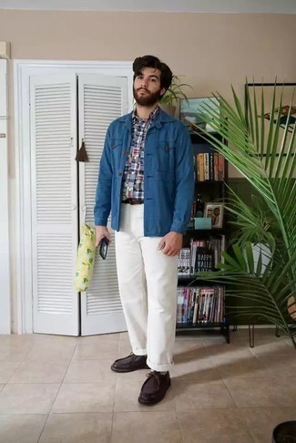 Dunkelblaue Shirtjacke kombinieren – 500+ Frühling Herren Outfits: Entscheiden Sie sich für eine dunkelblaue Shirtjacke und eine weiße Chinohose, um einen modischen Freizeitlook zu kreieren. Dunkelbraune Chukka-Stiefel aus Leder sind eine großartige Wahl, um dieses Outfit zu vervollständigen. Ein perfekter Look für den Frühling, oder?