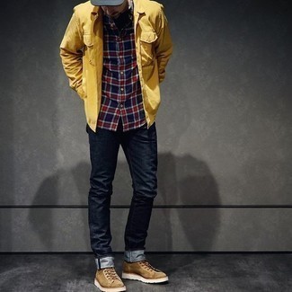 Gelbgrüne Jacke kombinieren – 493 Herren Outfits: Kombinieren Sie eine gelbgrüne Jacke mit dunkelblauen Jeans für ein großartiges Wochenend-Outfit. Eine beige Wildlederfreizeitstiefel bringen klassische Ästhetik zum Ensemble.