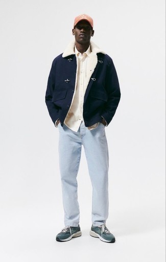 Hellbeige Kurzarmhemd kombinieren – 382 Herren Outfits: Kombinieren Sie ein hellbeige Kurzarmhemd mit hellblauen Jeans für einen bequemen Alltags-Look. Bringen Sie die Dinge durcheinander, indem Sie dunkeltürkisen Sportschuhe mit diesem Outfit tragen.
