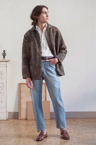 Smart-Casual warm Wetter Outfits Herren 2024: Kombinieren Sie eine braune horizontal gestreifte Wollshirtjacke mit hellblauen Jeans für einen bequemen Alltags-Look. Braune Leder Slipper putzen umgehend selbst den bequemsten Look heraus.