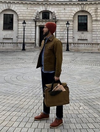 Taschen kombinieren – 500+ Smart-Casual Herren Outfits: Entscheiden Sie sich für Komfort in einer braunen Shirtjacke und Taschen. Setzen Sie bei den Schuhen auf die klassische Variante mit dunkelbraunen Chukka-Stiefeln aus Leder.