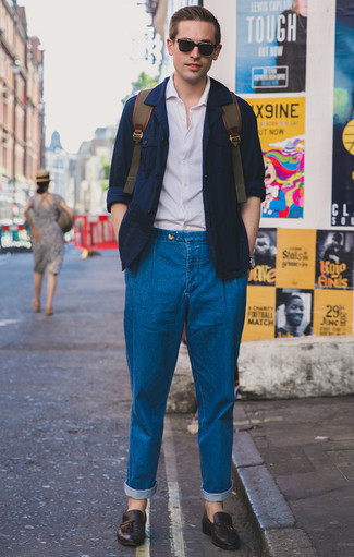 Dunkelblaue Shirtjacke kombinieren – 500+ Herren Outfits: Tragen Sie eine dunkelblaue Shirtjacke und blauen Jeans, um einen lockeren, aber dennoch stylischen Look zu erhalten. Fühlen Sie sich mutig? Entscheiden Sie sich für dunkelbraunen Leder Slipper mit Quasten.