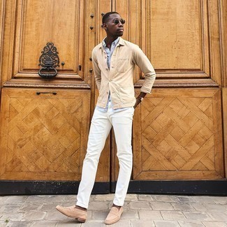 Welche Slipper mit hellbeige Shirtjacke zu tragen – 90 Herren Outfits: Kombinieren Sie eine hellbeige Shirtjacke mit weißen Jeans für einen bequemen Alltags-Look. Fügen Sie Slipper für ein unmittelbares Style-Upgrade zu Ihrem Look hinzu.