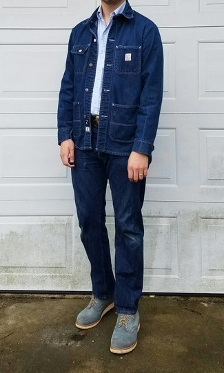 30 Jährige: Welche Jeans mit dunkelblauer Shirtjacke zu tragen – 139 Smart-Casual Herren Outfits: Vereinigen Sie eine dunkelblaue Shirtjacke mit Jeans für einen bequemen Alltags-Look. Eine graue Wildlederfreizeitstiefel sind eine perfekte Wahl, um dieses Outfit zu vervollständigen.