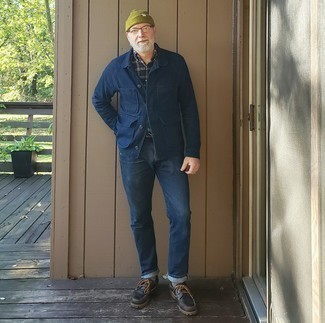 50 Jährige: Wie Bootsschuhe mit Kurzarmhemdes zu kombinieren – 4 Herren Outfits: Entscheiden Sie sich für ein Kurzarmhemd und dunkelblauen Jeans für einen bequemen Alltags-Look. Vervollständigen Sie Ihr Look mit Bootsschuhen.