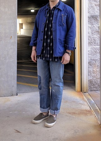 Welche Jeans mit blauen Kurzarmhemdes zu tragen – 52 Casual Herbst Herren Outfits: Kombinieren Sie ein blaues Kurzarmhemd mit Jeans für ein bequemes Outfit, das außerdem gut zusammen passt. Dunkelbraune Slip-On Sneakers aus Segeltuch sind eine perfekte Wahl, um dieses Outfit zu vervollständigen. So einfach kann ein schöner Übergangs-Look sein.