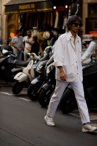Welche Shirtjacken mit weißen Kurzarmhemdes zu tragen – 152 Herren Outfits: Erwägen Sie das Tragen von einer Shirtjacke und einem weißen Kurzarmhemd, um einen modischen Freizeitlook zu kreieren. Fühlen Sie sich ideenreich? Entscheiden Sie sich für hellbeige Sportschuhe.