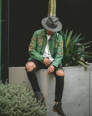 Grüne bedruckte Shirtjacke kombinieren – 4 Herren Outfits: Für ein bequemes Couch-Outfit, kombinieren Sie eine grüne bedruckte Shirtjacke mit schwarzen Jeans mit Destroyed-Effekten. Fühlen Sie sich ideenreich? Wählen Sie schwarzen Chelsea Boots aus Wildleder.