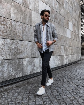 30 Jährige: Uhr kombinieren – 500+ Casual Frühling Herren Outfits: Eine graue Shirtjacke mit Schottenmuster und eine Uhr sind eine perfekte Wochenend-Kombination. Fühlen Sie sich ideenreich? Ergänzen Sie Ihr Outfit mit weißen Segeltuch niedrigen Sneakers. Was für eine coole Übergangs-Look Idee!