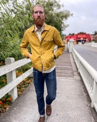 Gelbe Shirtjacke kombinieren – 99 Herren Outfits: Paaren Sie eine gelbe Shirtjacke mit dunkelblauen Jeans, um einen lockeren, aber dennoch stylischen Look zu erhalten. Eine dunkelbraune Lederfreizeitstiefel sind eine gute Wahl, um dieses Outfit zu vervollständigen.