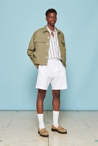 olivgrüne Shirtjacke, weißes vertikal gestreiftes Kurzarmhemd, weiße Shorts, beige Leder Slipper mit Quasten für Herren