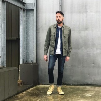 Dunkelgrüne Shirtjacke kombinieren – 500+ Herren Outfits: Kombinieren Sie eine dunkelgrüne Shirtjacke mit dunkelblauen Jeans, um mühelos alles zu meistern, was auch immer der Tag bringen mag. Fühlen Sie sich mutig? Vervollständigen Sie Ihr Outfit mit hellbeige hohen Sneakers aus Segeltuch.