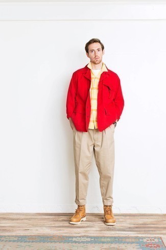 Rotbraune Lederfreizeitstiefel kombinieren – 500+ Herren Outfits warm Wetter: Tragen Sie eine rote Shirtjacke und eine hellbeige Chinohose für Ihren Bürojob. Ergänzen Sie Ihr Look mit einer rotbraunen Lederfreizeitstiefeln.