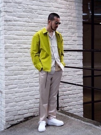 Gelbgrüne Jacke kombinieren – 493 Herren Outfits: Kombinieren Sie eine gelbgrüne Jacke mit einer grauen Chinohose für Ihren Bürojob. Wenn Sie nicht durch und durch formal auftreten möchten, komplettieren Sie Ihr Outfit mit weißen Segeltuch niedrigen Sneakers.