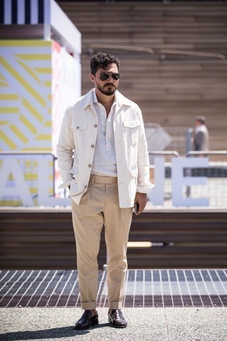 Dunkellila Leder Slipper kombinieren – 84 Herren Outfits: Entscheiden Sie sich für eine weiße Shirtjacke und eine beige Anzughose für einen stilvollen, eleganten Look. Dunkellila Leder Slipper sind eine kluge Wahl, um dieses Outfit zu vervollständigen.