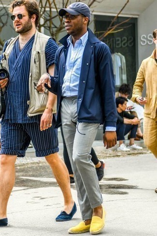 Gelbe Wildleder Espadrilles kombinieren – 3 Herren Outfits: Kombinieren Sie eine dunkelblaue Shirtjacke mit einer grauen Anzughose für eine klassischen und verfeinerte Silhouette. Wenn Sie nicht durch und durch formal auftreten möchten, komplettieren Sie Ihr Outfit mit gelben Wildleder Espadrilles.