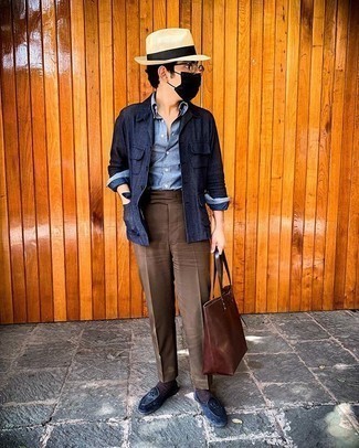 Hut kombinieren – 1180+ Sommer Herren Outfits: Eine dunkelblaue Leinen Shirtjacke und ein Hut sind eine perfekte Outfit-Formel für Ihre Sammlung. Dunkelblaue Samt Slipper bringen Eleganz zu einem ansonsten schlichten Look. Was für eine super Sommer-Outfit Idee!