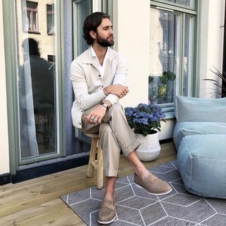 Beige Leder Slipper kombinieren – 93 Herren Outfits: Entscheiden Sie sich für eine hellbeige Shirtjacke und eine hellbeige Anzughose für einen stilvollen, eleganten Look. Ergänzen Sie Ihr Look mit beige Leder Slippern.
