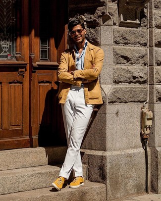Gelbe Wildleder niedrige Sneakers kombinieren – 18 Herren Outfits: Kombinieren Sie eine beige Shirtjacke mit einer weißen Chinohose für Drinks nach der Arbeit. Fühlen Sie sich ideenreich? Vervollständigen Sie Ihr Outfit mit gelben Wildleder niedrigen Sneakers.