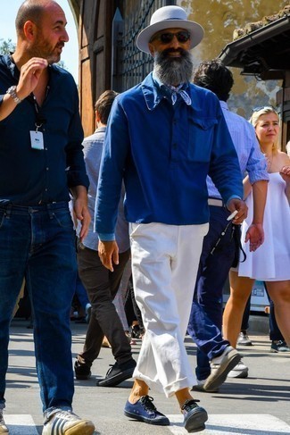 50 Jährige: Welche Chinohosen mit dunkelblauer niedriger Sneakers zu tragen – 23 Herren Outfits: Entscheiden Sie sich für eine blaue Shirtjacke und eine Chinohose für Drinks nach der Arbeit. Suchen Sie nach leichtem Schuhwerk? Entscheiden Sie sich für dunkelblauen niedrige Sneakers für den Tag.