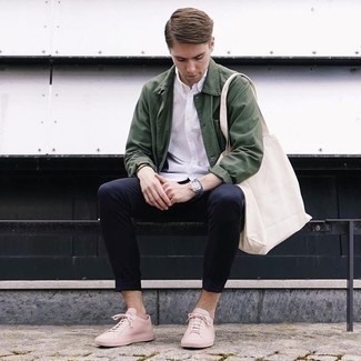 Rosa Leder niedrige Sneakers kombinieren – 27 Herren Outfits: Vereinigen Sie eine dunkelgrüne Shirtjacke mit einer dunkelblauen Chinohose, um einen modischen Freizeitlook zu kreieren. Wenn Sie nicht durch und durch formal auftreten möchten, komplettieren Sie Ihr Outfit mit rosa Leder niedrigen Sneakers.