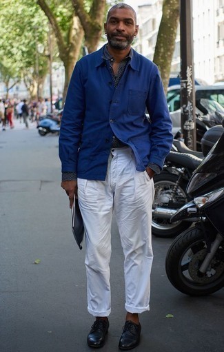 40 Jährige: Blaue Shirtjacke kombinieren – 65 Herren Outfits: Kombinieren Sie eine blaue Shirtjacke mit einer weißen Chinohose, wenn Sie einen gepflegten und stylischen Look wollen. Fühlen Sie sich mutig? Vervollständigen Sie Ihr Outfit mit schwarzen Leder Derby Schuhen.