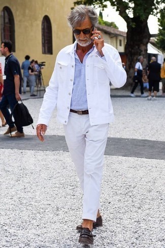 60 Jährige: Braune Leder Slipper kombinieren – 64 Herren Outfits: Paaren Sie eine weiße Shirtjacke mit einer weißen Chinohose für Drinks nach der Arbeit. Komplettieren Sie Ihr Outfit mit braunen Leder Slippern, um Ihr Modebewusstsein zu zeigen.