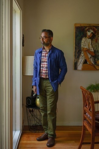 50 Jährige: Dunkelgrüne Chinohose kombinieren – 123 Herren Outfits: Vereinigen Sie eine blaue Shirtjacke mit einer dunkelgrünen Chinohose, um einen eleganten, aber nicht zu festlichen Look zu kreieren. Wenn Sie nicht durch und durch formal auftreten möchten, ergänzen Sie Ihr Outfit mit braunen Leder niedrigen Sneakers.